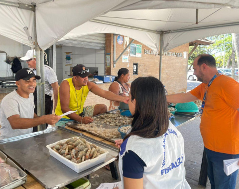 Visa de Maceió realiza ação conjunta com outras secretarias municipais por toda orla marítima da capital