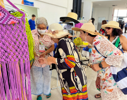 Turistas chegam ao Porto de Maceió e são recepcionados por artesãos locais