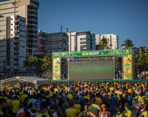 Telões da Arena Massayó transmitem o jogo do Brasil nesta sexta-feira (02)