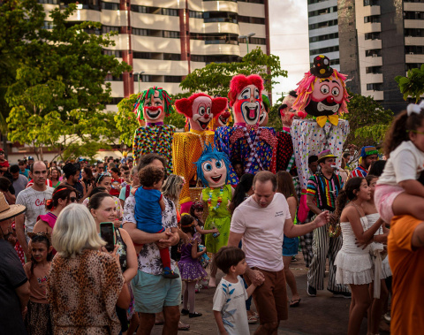 Bloco Turminha do Parque leva alegria e frevo ao corredor Vera Arruda