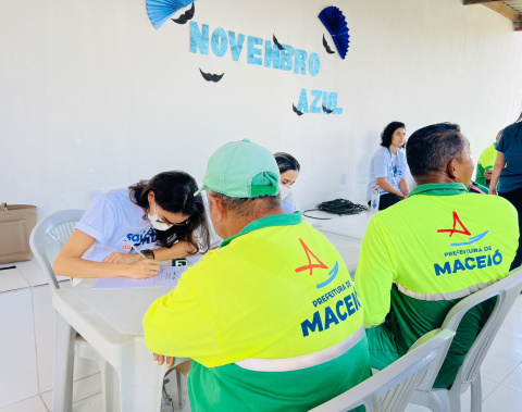 Novembro Azul: Prefeitura realiza ações de saúde com garis de Maceió