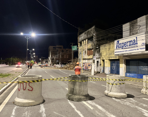 Avenida da Paz tem trecho interditado após desabamento de prédio abandonado