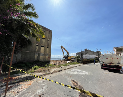Rua Professor José da Silveira Camerino é fechada para demolição de prédio no Pinheiro