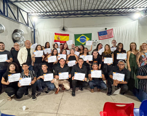 Alunos do Núcleo de Línguas Estrangeiras participam de cerimônia de formatura