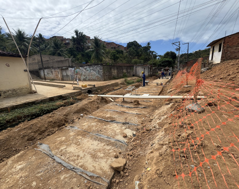 Moradores da Grota do Ipanema, no Feitosa, celebram avanço das obras de drenagem