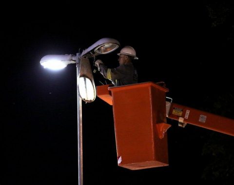 Mutirão chega ao Conjunto José Tenório para manutenção em 30 pontos de iluminação