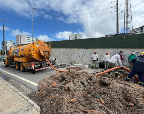 Infraestrutura realiza obra de drenagem na alça lateral do viaduto João Lyra, na Jatiúca