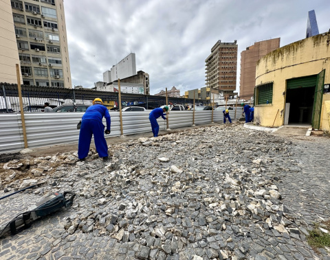 Infraestrutura realiza manutenção da Praça Montepio no Centro de Maceió