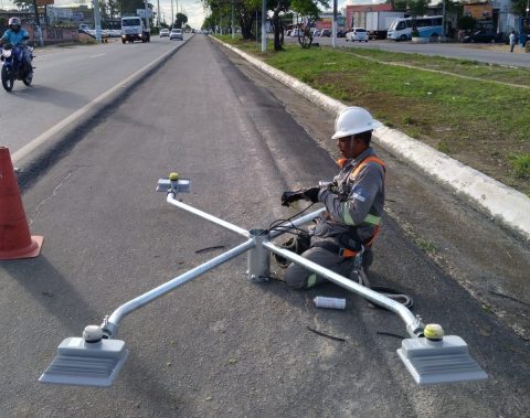 Ilumina começa a instalar luminárias de LED no acesso a Maceió