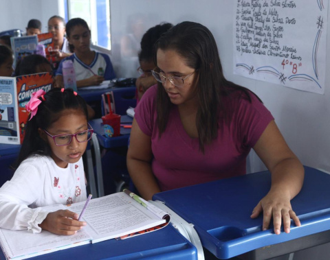 Estudante peruana de 9 anos conta com intérprete durante as aulas