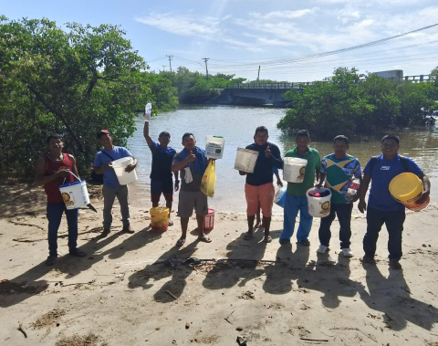 Indígenas venezuelanos da etnia Warao têm dia de pesca e lazer