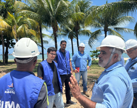 Técnicos da Prefeitura de Maceió acompanham avanço das obras de iluminação em ciclovia do Jaraguá