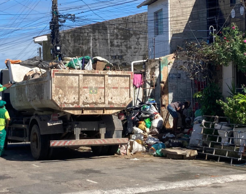 Vigilância Sanitária recolhe seis caçambas de entulho em residência no Santo Amaro