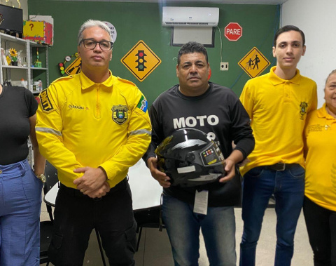Motociclista de aplicativo ganha capacete em sorteio promovido pelo DMTT