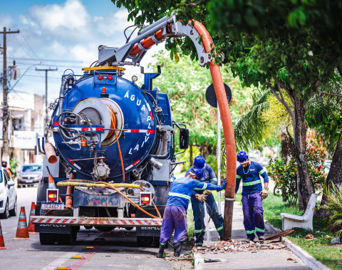 Infraestrutura faz mutirão para limpar rede de drenagem no Graciliano Ramos