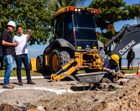 Vice-prefeito e titular da Seminfra acompanha troca de tubulação em avenida de Jaraguá