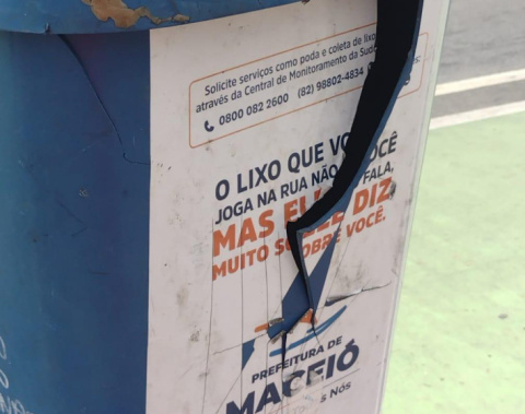 Jovem usa explosivo para destruir papeleira em praça no bairro do Prado