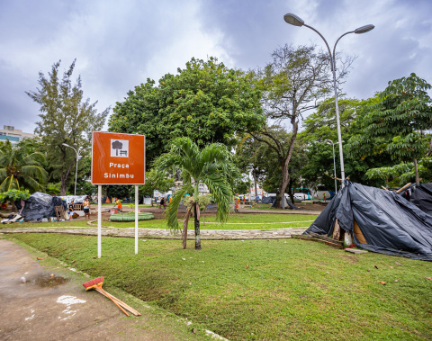 Prefeitura de Maceió retira famílias em situação de rua da Praça Sinimbu