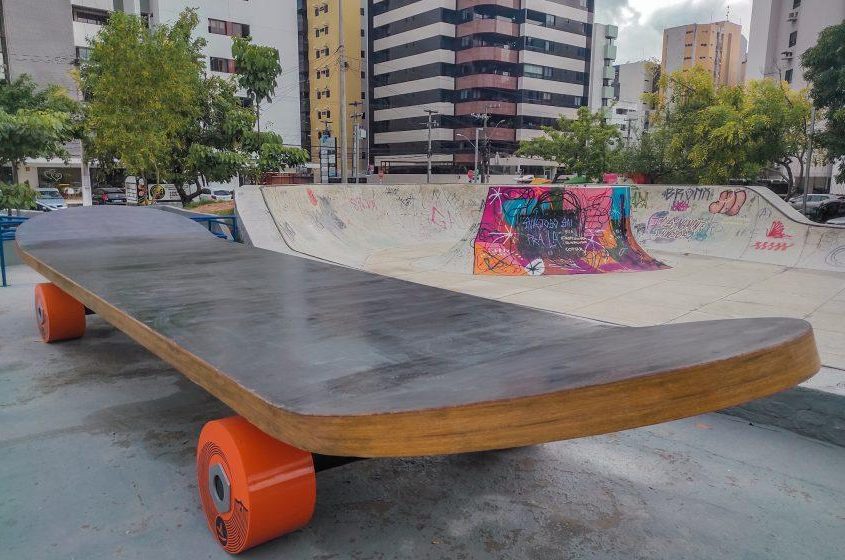 No bairro da Ponta Verde, na Praça do Skate, um dos atrativos é o skate gigante de mais de oito metros. Foto: Émile Valões/Ascom Semtel