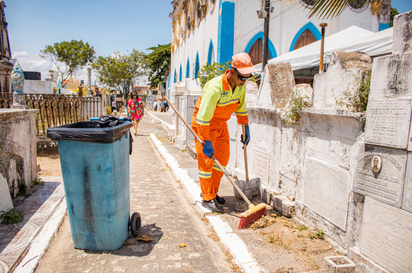 Agentes de limpeza fizeram a manutenção do local. Foto: Bárbara Wanderley/Secom Maceió