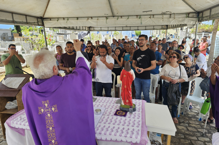 Celebrações de missas marcaram a data nos cemitérios da capital. Foto: Beto Macário/Secom Maceió