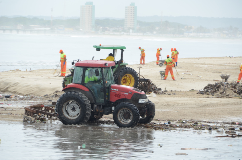 Alurb usou máquinas na coleta dos resíduos. Foto: Itawi Albuquerque/Secom Maceió