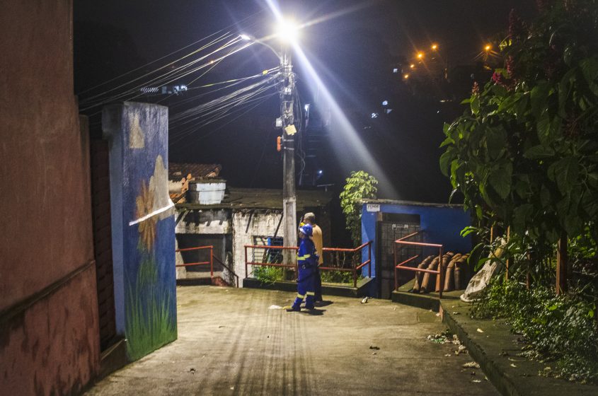 Equipes fizeram reparos na iluminação da Grota da Princesa, no Benedito Bentes. Foto: Matheus Alves/Ascom Sima