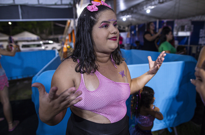 Maynara não escondeu a emoção em ver os moradores se divertindo. Foto: Alisson Frazão/Secom Maceió