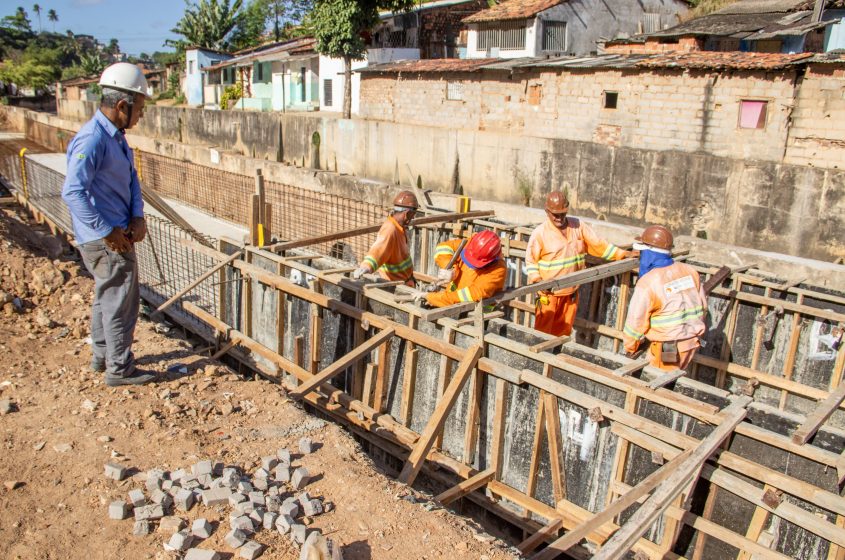 Mais de 60 operários trabalham diariamente na construção dos espaços. Foto: Júnior Bertoldo / Secom Maceió.
