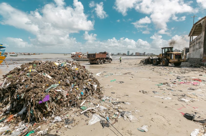 Faixa de areia das praias da capital recebem limpeza diariamente. Foto: Secom Maceió