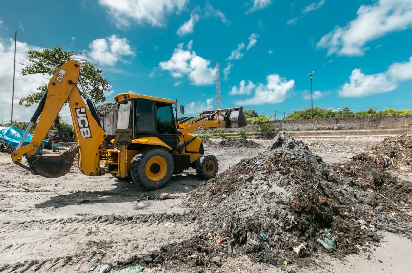 Desenvolvimento Sustentável recolhe, por mês, uma média de 720 toneladas de resíduos nas praias. Foto: Secom Maceió