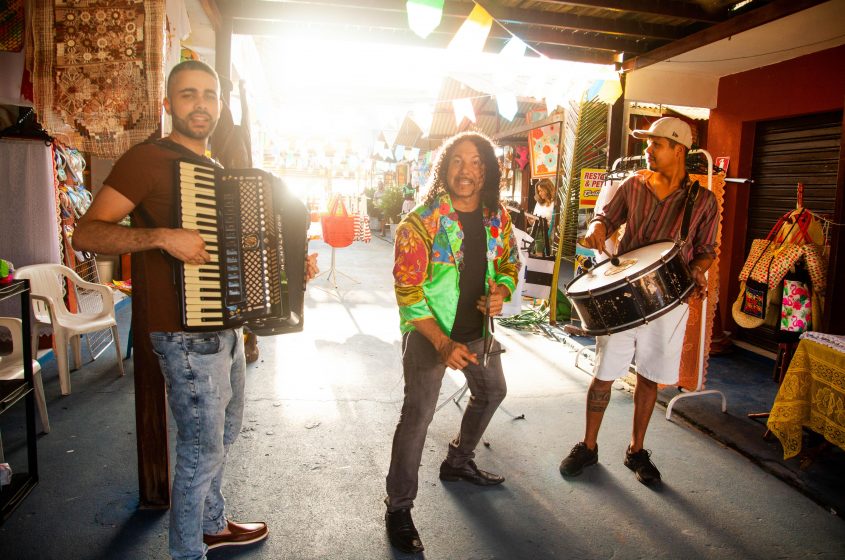 Grupo musical Mamulengo animou os turistas enquanto eles passearam pelas lojas do povoado. Foto: Émile Valões / Ascom Semtel