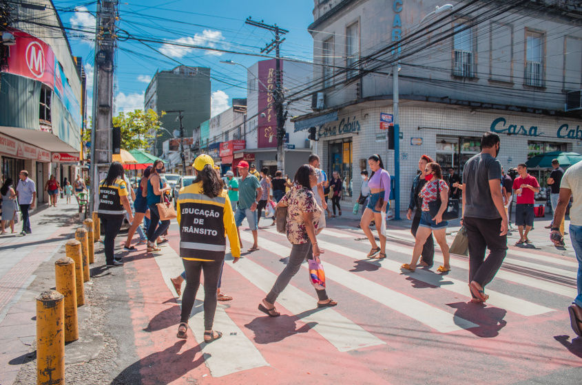 Para garantir travessia segura, pedestres precisam estar atentos às sinalizações. Foto: Evinho Silva/Ascom SMTT