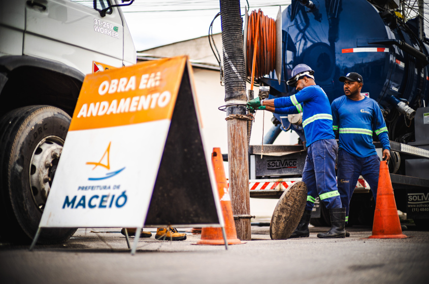 Caminhões de hidrojateamento auxiliam na limpeza da via. Foto: Jonathan Lins/Secom Maceió