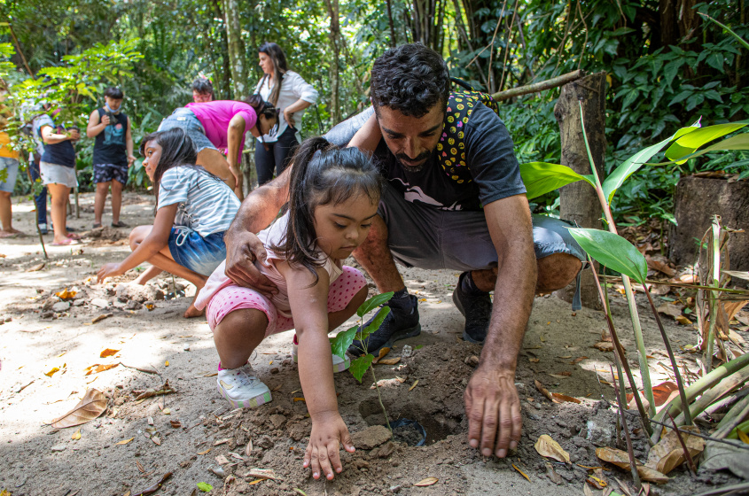 Crianças e adultos fizeram o plantio de mudas. Foto: Célio Júnior/Secom Maceió