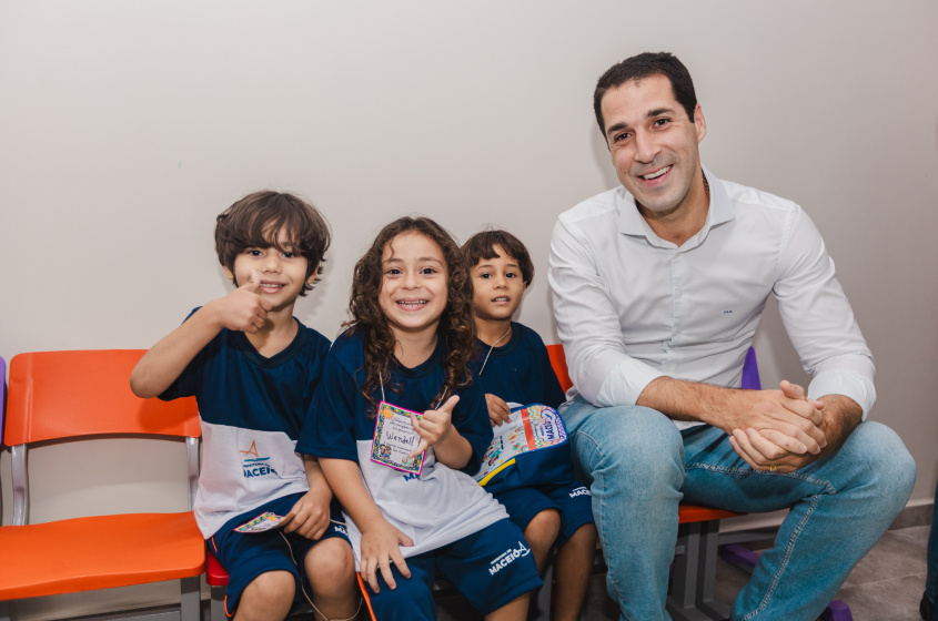 Secretário  Victor Braga visitou a nova creche.  Foto: Joyce Juliana/Ascom Semed