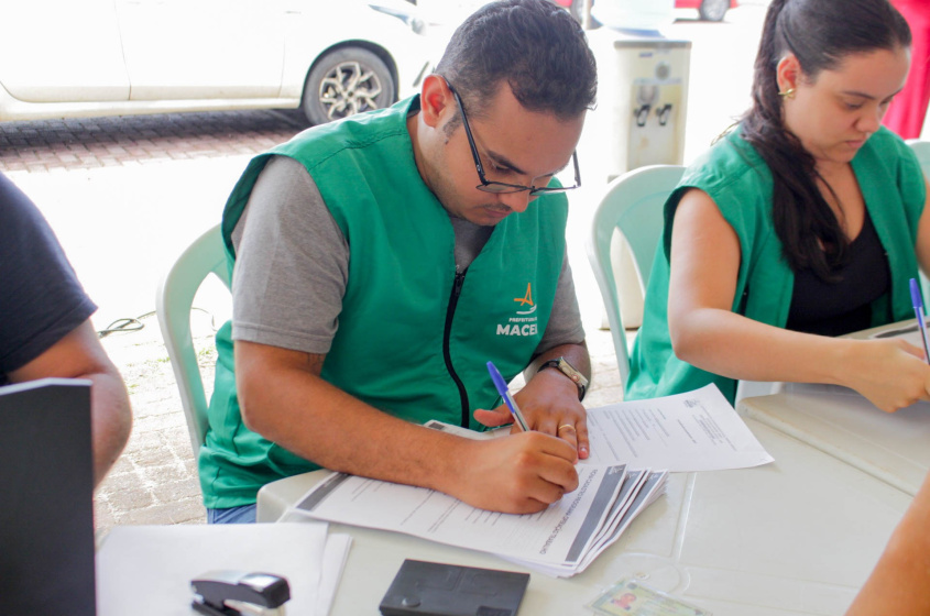 Equipe da Alurb auxilia nas inscrições. Foto: Alexandre Vieira/ Ascom Alurb