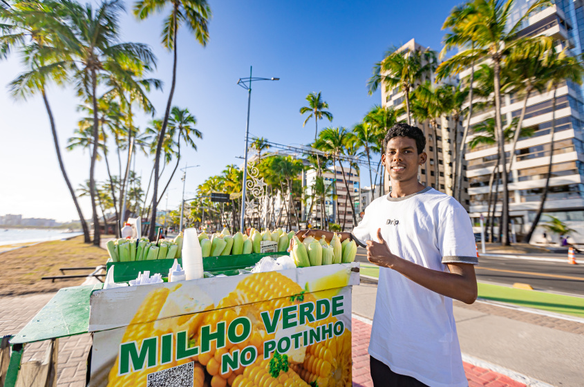 Kauan Santos, 21 anos, está superanimado com a alta temporada. Foto: Itawi Albuquerque/ Secom Maceió