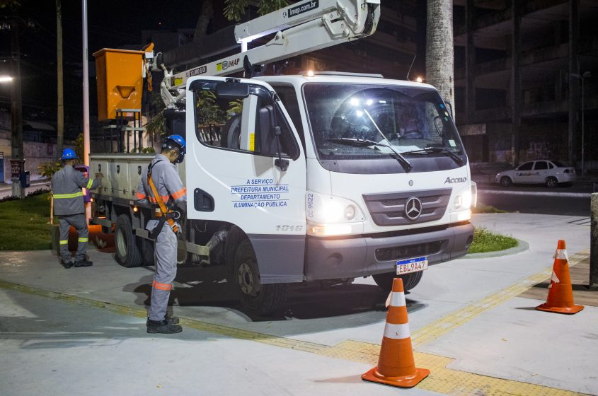 Equipe durante manutenção na Praça dos Palmares. Foto: Matheus Alves/Ascom Sima