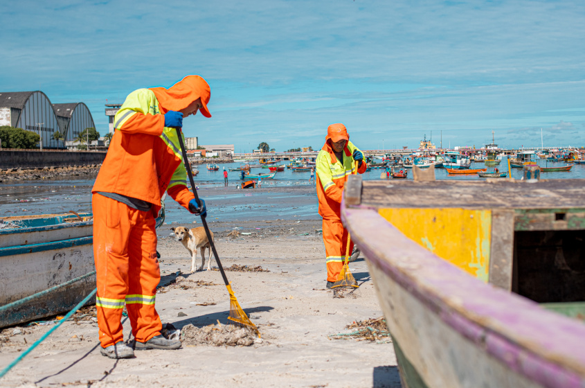 Diariamente, garis realizam o trabalho de varrição e retirada de entulhos descartados de forma irregular na faixa de areia. Foto: Célio Junior/Secom Maceió