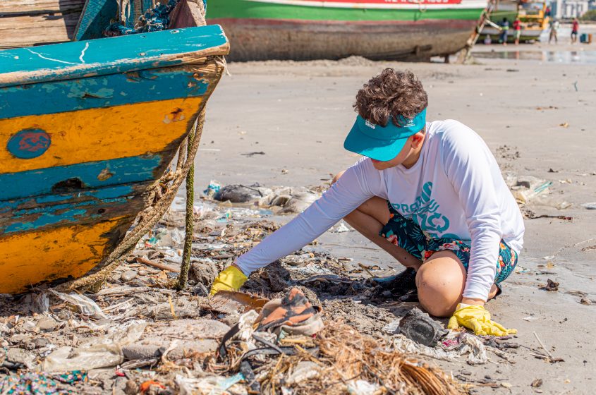 Resíduos foram descartados de forma irregular na praia. Foto: Célio Junior/Secom Maceió