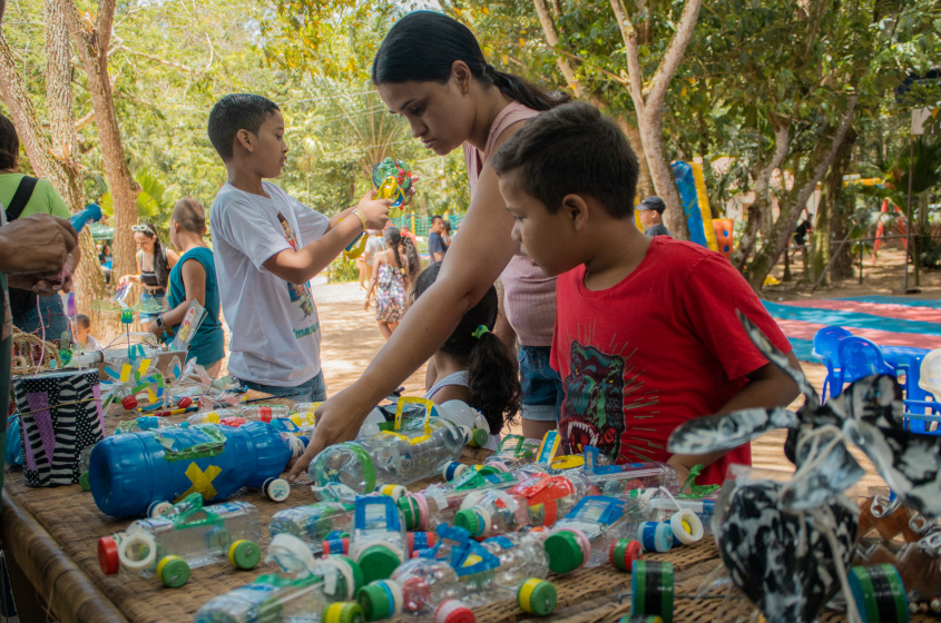 Crianças ficaram encantadas com a variedade de brinquedos. Foto: Bárbara Wanderley/Secom Maceió
