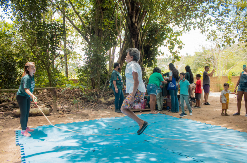 Crianças e adultos participaram da brincadeira. Foto: Bárbara Wanderley/Secom Maceió