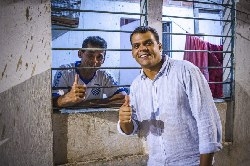 Morador do Carminha, Marcelo Santos, aprovou nova iluminação do conjunto. Foto: Matheus Alves/Ascom Sima