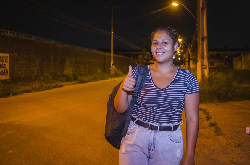 Patrícia Maria contou que iluminação traz mais segurança ao bairro. Foto: Matheus Alves/Ascom Sima