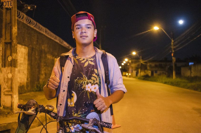 Matheus Nascimento disse que a iluminação é fundamental para a segurança à noite nas ruas. Foto: Matheus Alves/Ascom Sima