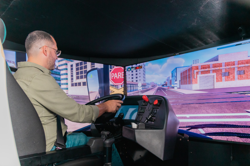 O simulador de direção auxilia motoristas a encarar o trânsito e todas as suas dificuldades. Foto: Joyce Juliana (Ascom SMTT).