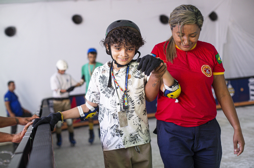 Henry Lucas é autista, mora no Cruzeiro do Sul e veio com a mãe, Ana Lúcia Galdino patinar no Parque do Centenário. Foto: Alisson Frazão/Secom Maceió.