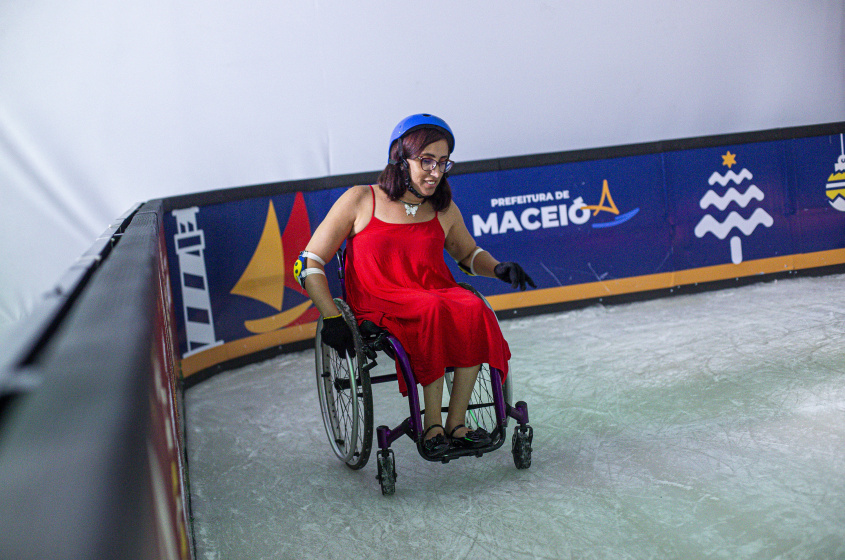 Paula Ravenala, moradora da Cidade Universitária, deslizou pela pista de patinação em sua cadeira de rodas.  Foto: Alisson Frazão/Secom Maceió.