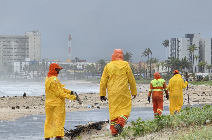 Agentes de limpeza atuam mesmo com as chuvas. Foto: Beto Macário/Secom Maceió